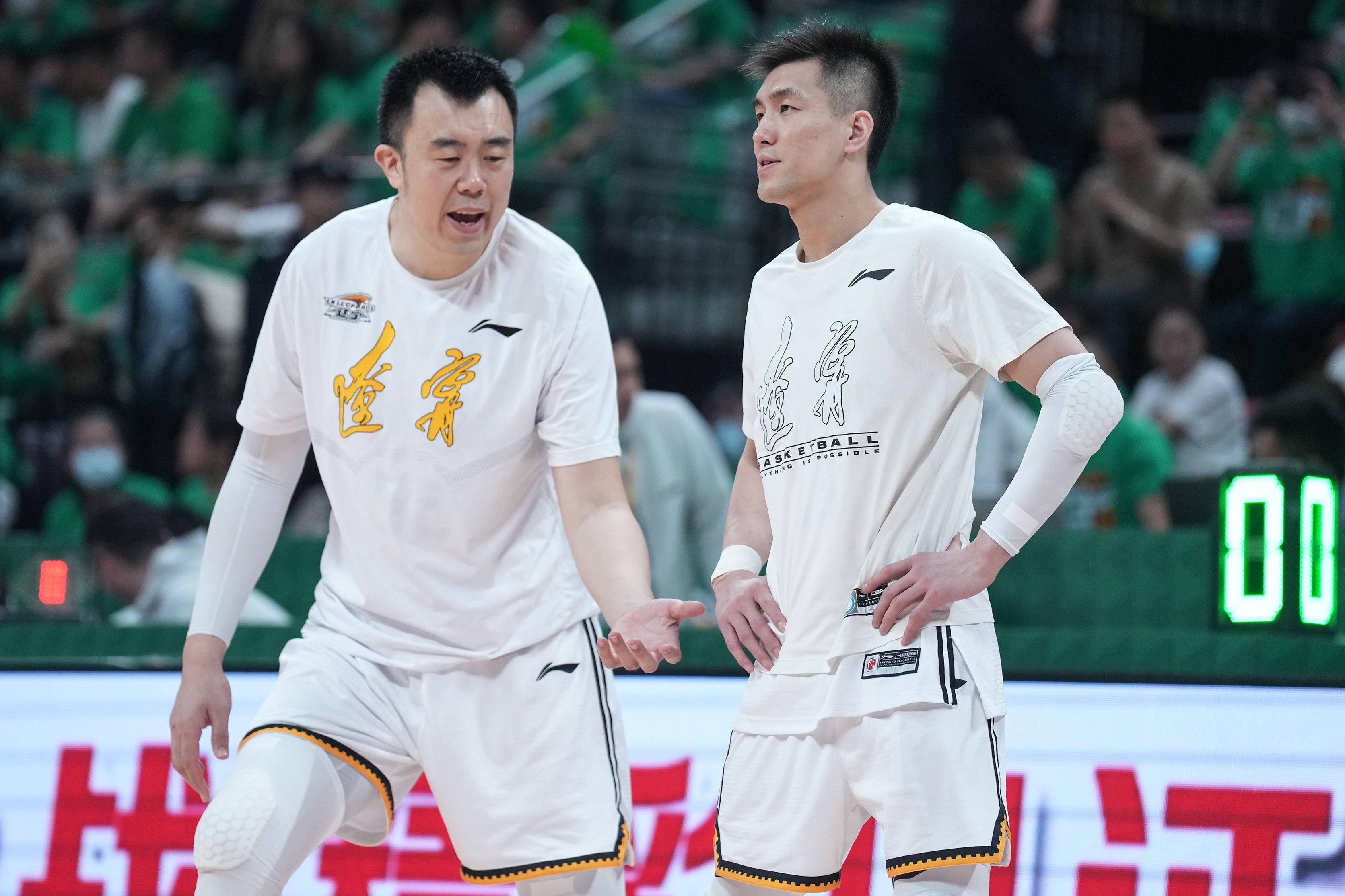 “狼神爷”的传说在承平镇四里 八乡一带传播甚广，听说在他出生避世那一天，双亲不幸被狼群咬死，他被母 狼叼往扶养长年夜，最后被猎人射杀 而死，以后冤魂捣蛋
